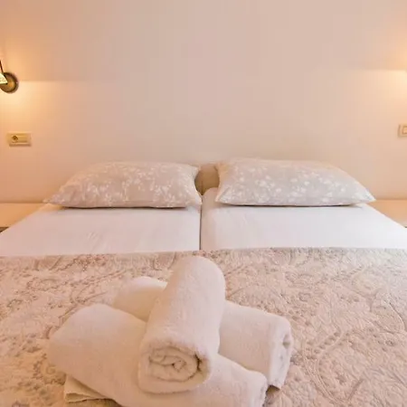 Jacuzzi And Grill Split