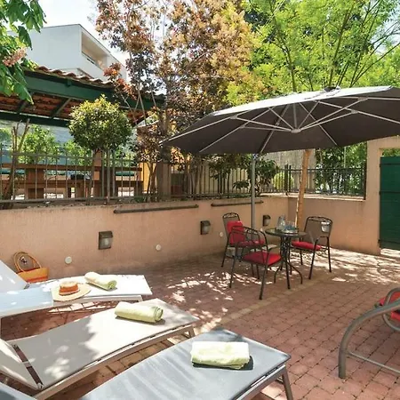 Apartment Jacuzzi And Grill Split